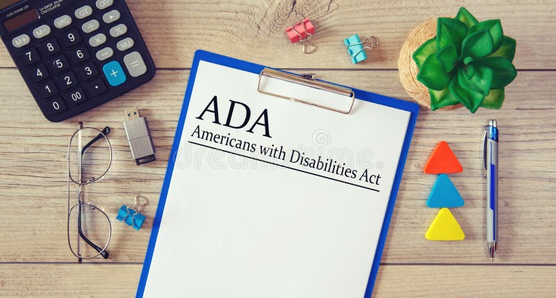 Il documento con gli americani con disabilità legge ada sul tavolo