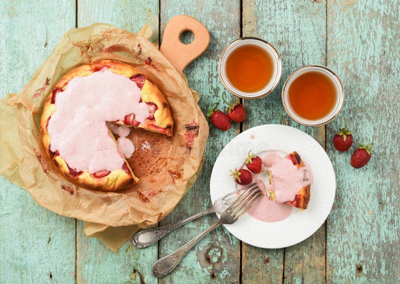 Il dolce casalingo della fragola con la glassa crema è servito con berr fresco immagini stock libere da diritti Il dolce casalingo della fragola con la glassa crema è servito con berr fresco immagini stock libere da diritti