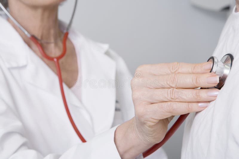 Il dottore Checking Patients Heartbeat che per mezzo dello stetoscopio