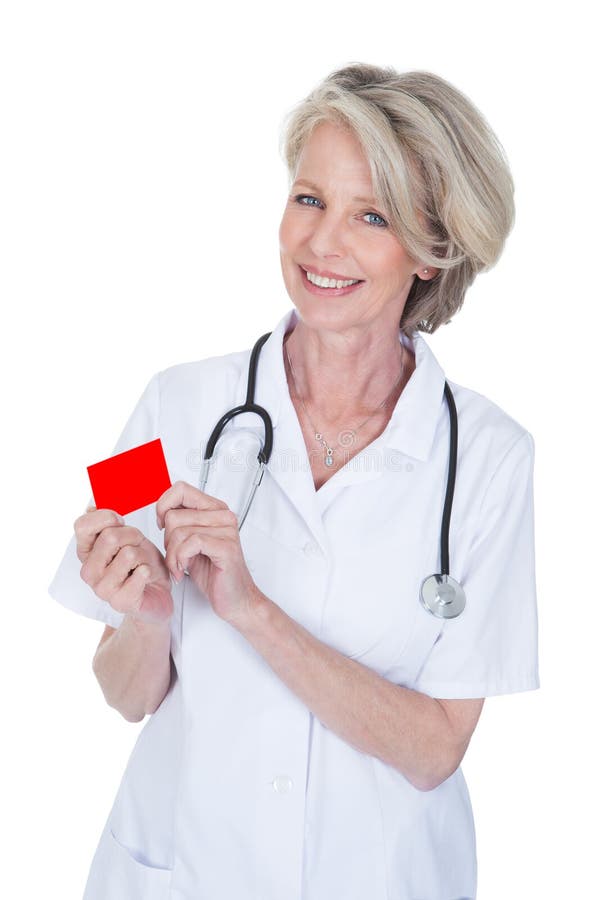 Il dottore femminile maturo Holding Visiting Card immagine stock Il dottore femminile maturo Holding Visiting Card immagine stock