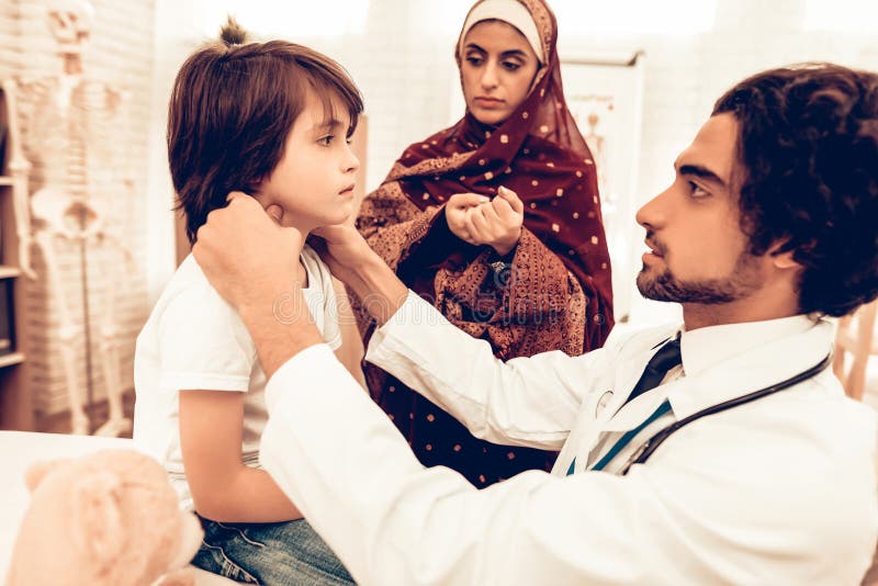 Il dottore maschio arabo Examining Little Boy Bambino al pediatra Concetto dell'ospedale Concetto sano Visita del paziente del ba immagini stock Il dottore maschio arabo Examining Little Boy Bambino al pediatra Concetto dell'ospedale Concetto sano Visita del paziente del ba immagini stock