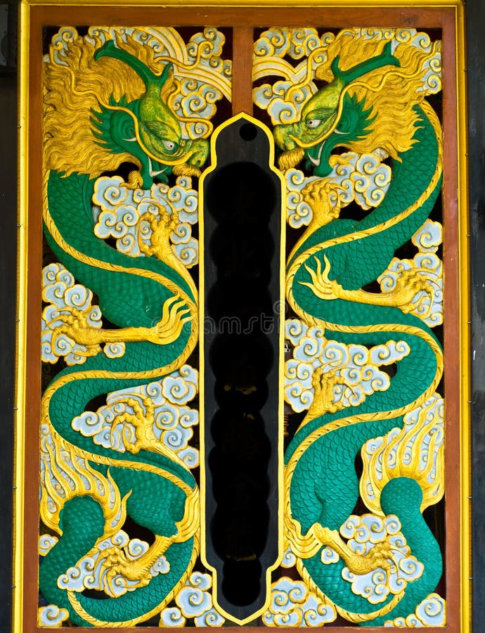 Il drago intaglia la vernice dell'oro fotografie stock Il drago intaglia la vernice dell'oro fotografie stock