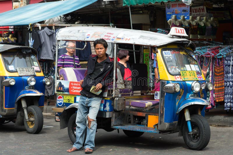 Il driver dei passeggeri aspettanti di un tuk-tuk Bangkok, Tailandia fotografia stock Il driver dei passeggeri aspettanti di un tuk-tuk Bangkok, Tailandia fotografia stock