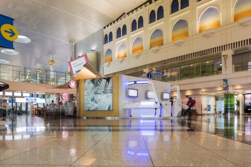 IL DUBAI - 6 APRILE: Ingresso del passeggero nell'aeroporto di Dubai International fotografie stock libere da diritti IL DUBAI - 6 APRILE: Ingresso del passeggero nell'aeroporto di Dubai International fotografie stock libere da diritti