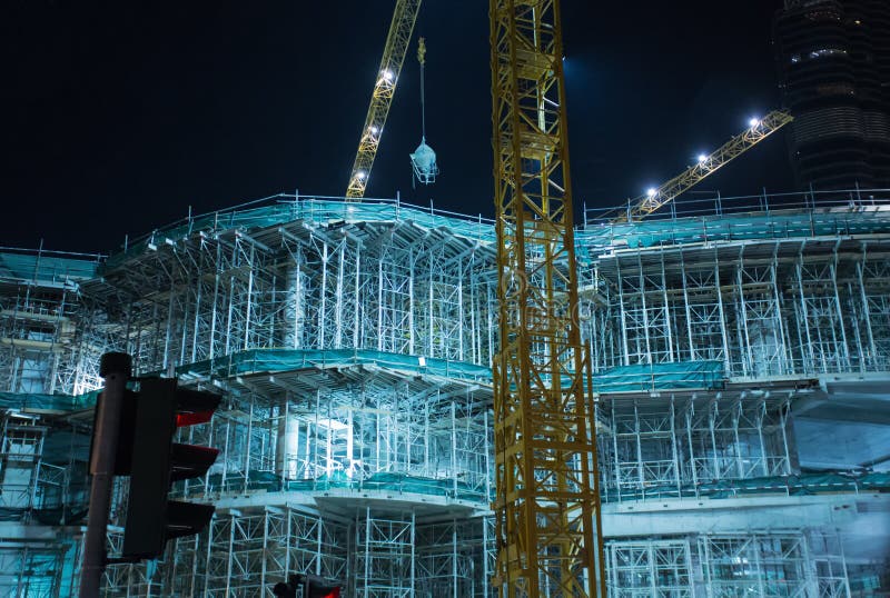 IL DUBAI, UAE - 13 APRILE: Costruzioni moderne nel Dubai, su Aprol 13, 2016, Dubai, UAE Costruzione di edifici del Dubai nella zo fotografie stock IL DUBAI, UAE - 13 APRILE: Costruzioni moderne nel Dubai, su Aprol 13, 2016, Dubai, UAE Costruzione di edifici del Dubai nella zo fotografie stock