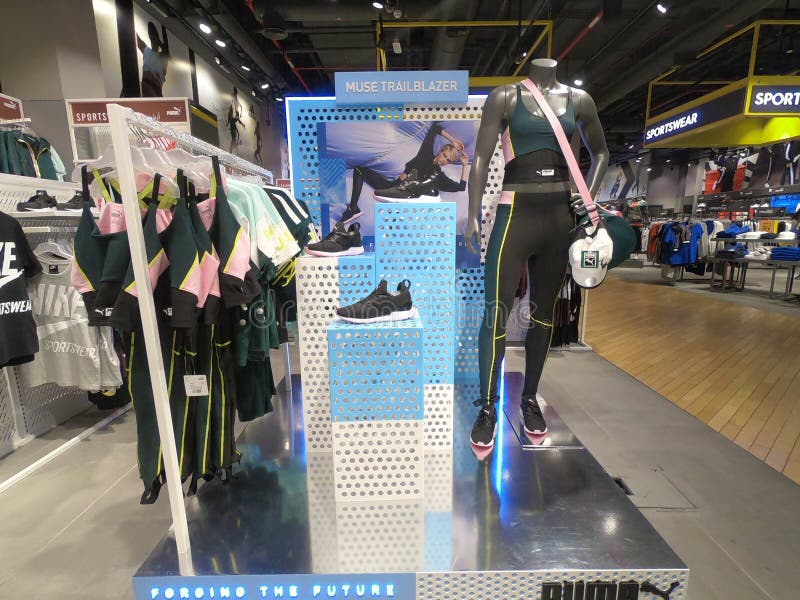 Il Dubai, UAE - marzo 2019 mercanzie del puma visualizzate per la vendita sul manichino Gli sport del puma durano, scarpe, canott fotografie stock Il Dubai, UAE - marzo 2019 mercanzie del puma visualizzate per la vendita sul manichino Gli sport del puma durano, scarpe, canott fotografie stock