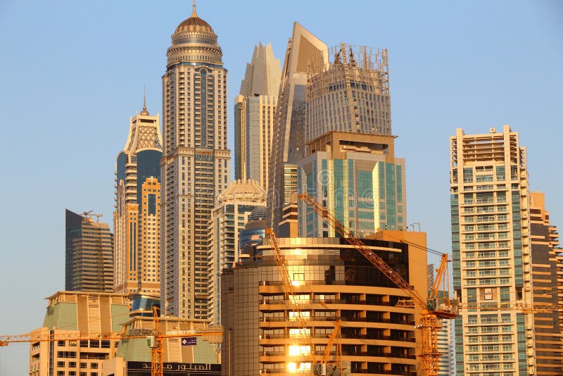 IL DUBAI, UAE - 23 NOVEMBRE 2017: Orizzonte della luce di tramonto del distretto del porticciolo del Dubai, Emirati Arabi Uniti I immagine stock libera da diritti IL DUBAI, UAE - 23 NOVEMBRE 2017: Orizzonte della luce di tramonto del distretto del porticciolo del Dubai, Emirati Arabi Uniti I immagine stock libera da diritti