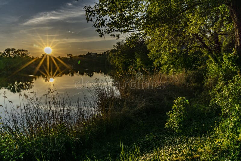 Il exposent au soleil descend le lac photos stock Il exposent au soleil descend le lac photos stock