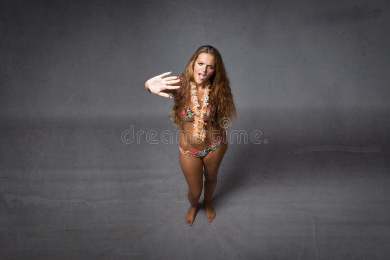 Download Il Fanale Di Arresto Per Una Ragazza Piacevole Fotografia Stock - Immagine di gesture, espressioni: 56883512