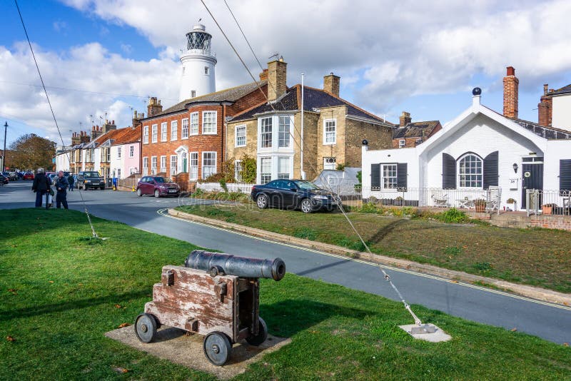 Il faro iconico di Southwold visto dietro le case con il cannone in priorità alta in Southwold, Suffolk, Regno Unito fotografia stock Il faro iconico di Southwold visto dietro le case con il cannone in priorità alta in Southwold, Suffolk, Regno Unito fotografia stock
