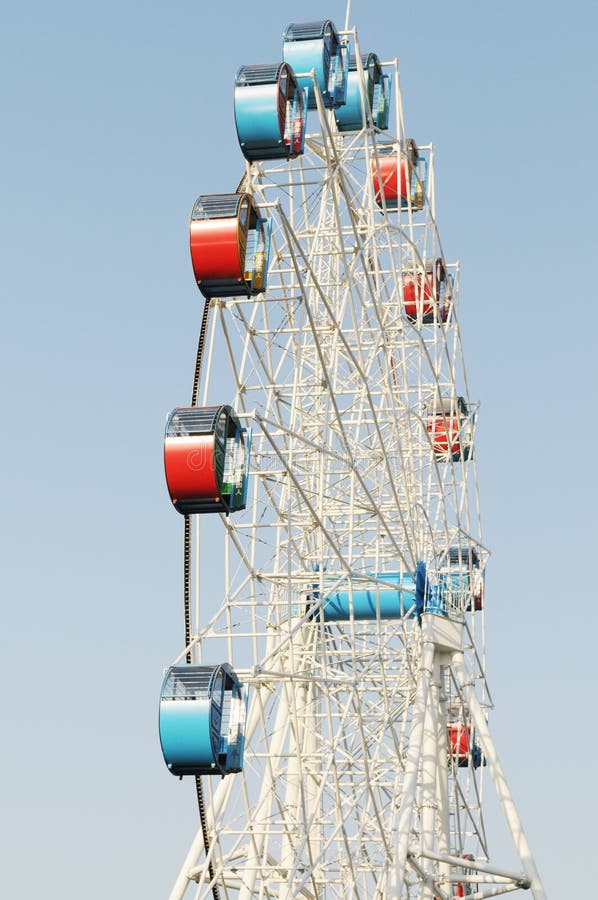 Il Ferris variopinto spinge dentro il cielo blu fotografia stock