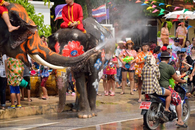 Il festival di Songkran, la gente gode di con acqua di spruzzatura con gli elefanti in Tailandia