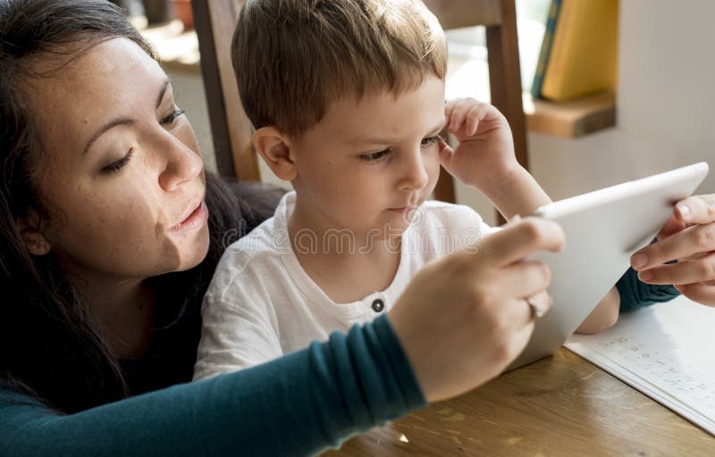Il figlio della mamma spende l'unità di festa di tempo fotografia stock Il figlio della mamma spende l'unità di festa di tempo fotografia stock