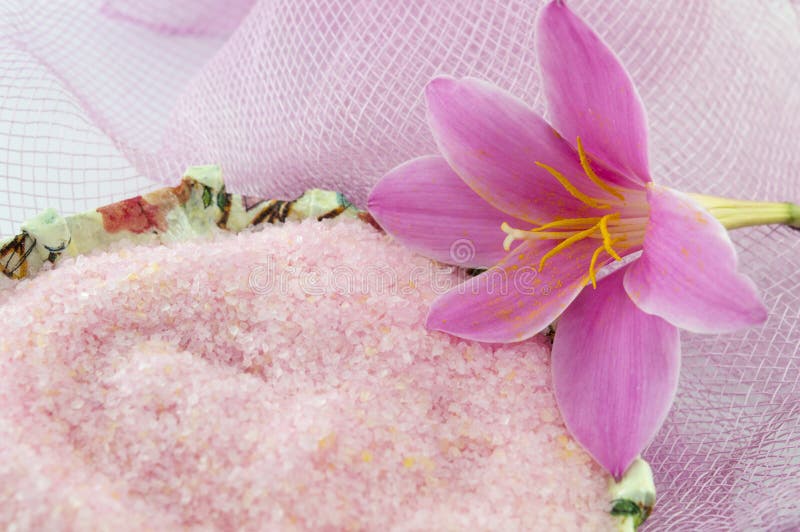 Il fiore rosa del giglio con sale da bagno rosa in decoupage ha decorato l'arco