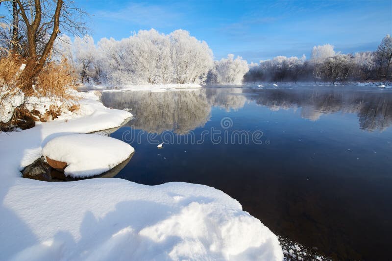 Il fiume bianco puro di inverno e della neve immagine stock Il fiume bianco puro di inverno e della neve immagine stock