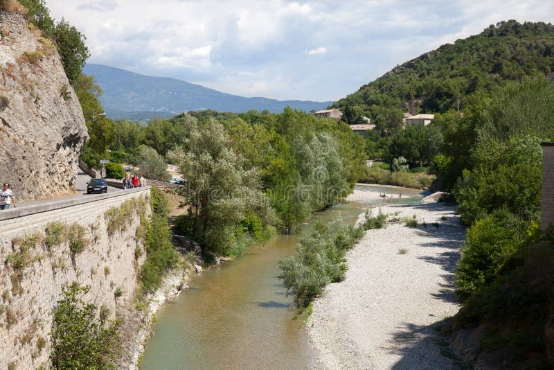 Il fiume Ouveze alla Vaison-La-lattuga romana in Provenza immagini stock libere da diritti Il fiume Ouveze alla Vaison-La-lattuga romana in Provenza immagini stock libere da diritti