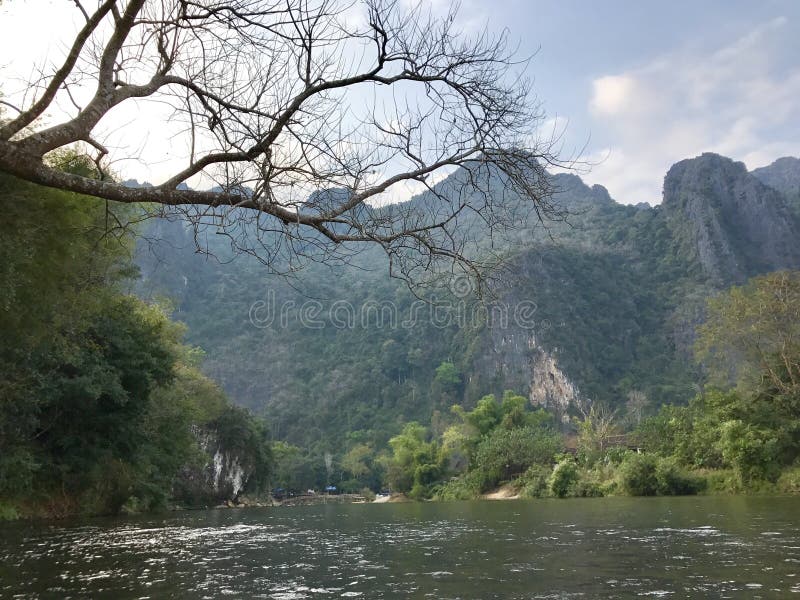 Il fiume in Vang Vieng, Laos fotografie stock libere da diritti Il fiume in Vang Vieng, Laos fotografie stock libere da diritti