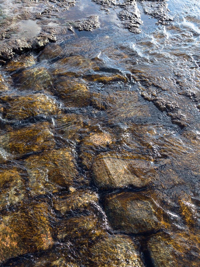 Il flusso di acqua sulla pavimentazione Pu? essere usato come fondo immagine stock libera da diritti Il flusso di acqua sulla pavimentazione Pu? essere usato come fondo immagine stock libera da diritti