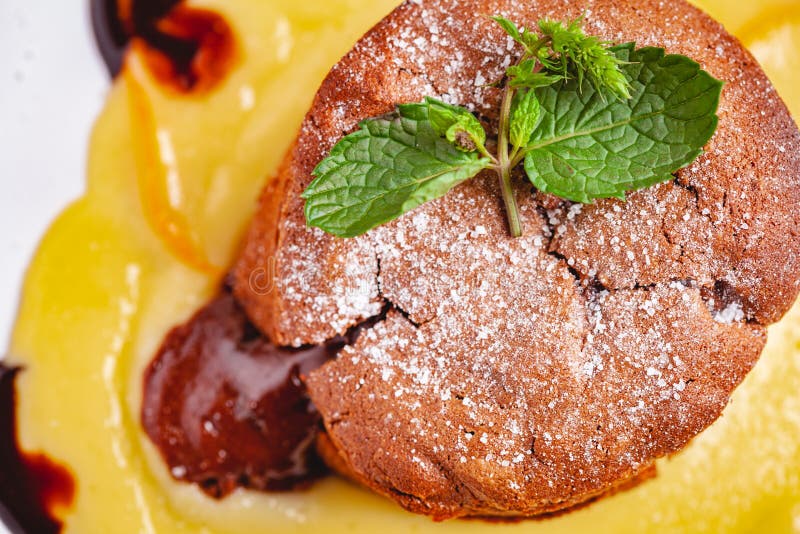 Il fondente del cioccolato è servito con la crema della crema sul piatto bianco Ricetta del dolce della lava Vista superiore immagini stock libere da diritti Il fondente del cioccolato è servito con la crema della crema sul piatto bianco Ricetta del dolce della lava Vista superiore immagini stock libere da diritti