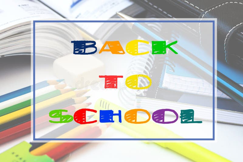 Il fondo con cancelleria colorata disegna a matita, penne, taccuini, manuale aperto, desktop bianco, struttura con di nuovo a scr immagine stock libera da diritti Il fondo con cancelleria colorata disegna a matita, penne, taccuini, manuale aperto, desktop bianco, struttura con di nuovo a scr immagine stock libera da diritti