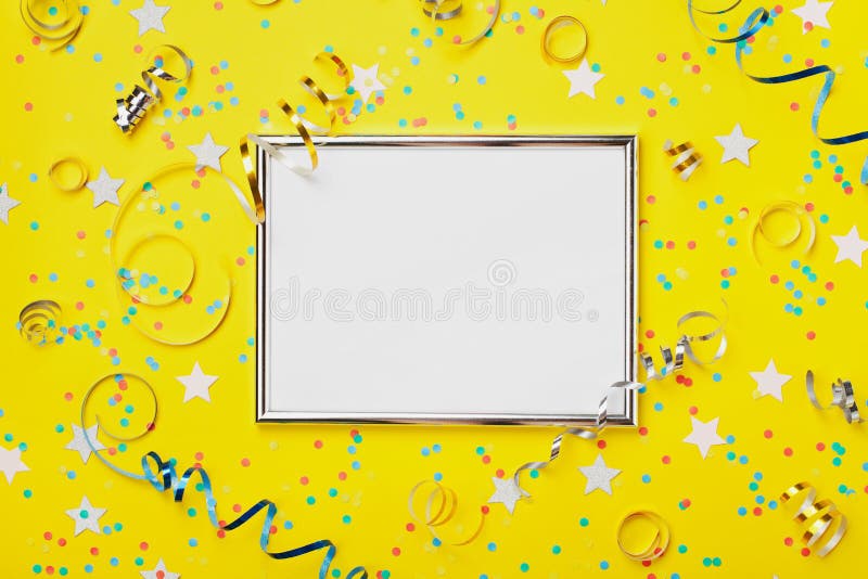 Il fondo del partito, di carnevale o di compleanno ha decorato la struttura d'argento con i coriandoli variopinti e la fiamma sul immagini stock libere da diritti Il fondo del partito, di carnevale o di compleanno ha decorato la struttura d'argento con i coriandoli variopinti e la fiamma sul immagini stock libere da diritti