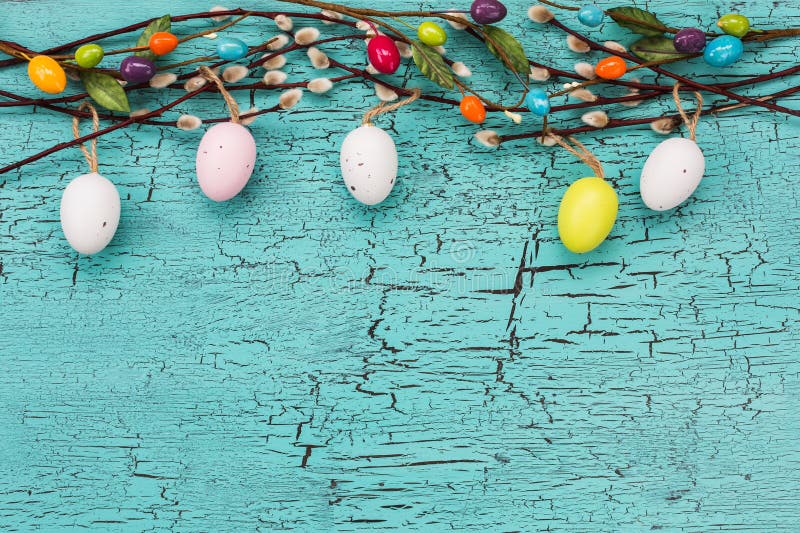 Il fondo di Pasqua con le uova decorative ed il salice si ramificano su fondo blu Vista superiore immagine stock libera da diritti Il fondo di Pasqua con le uova decorative ed il salice si ramificano su fondo blu Vista superiore immagine stock libera da diritti