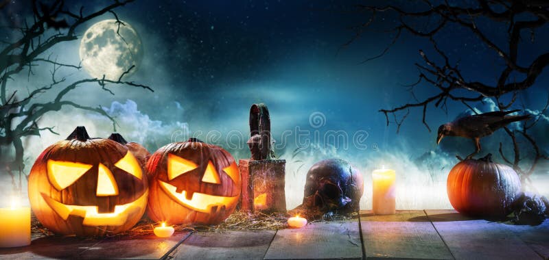 Il fondo spaventoso di orrore con le zucche di Halloween solleva la lanterna con il crick della o
