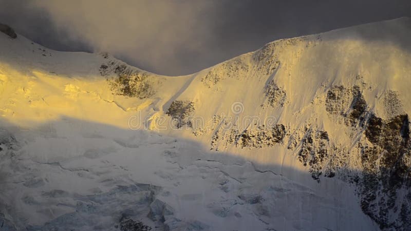 Il forte vento ed il buio si rannuvola il picco di Mont Blanc france