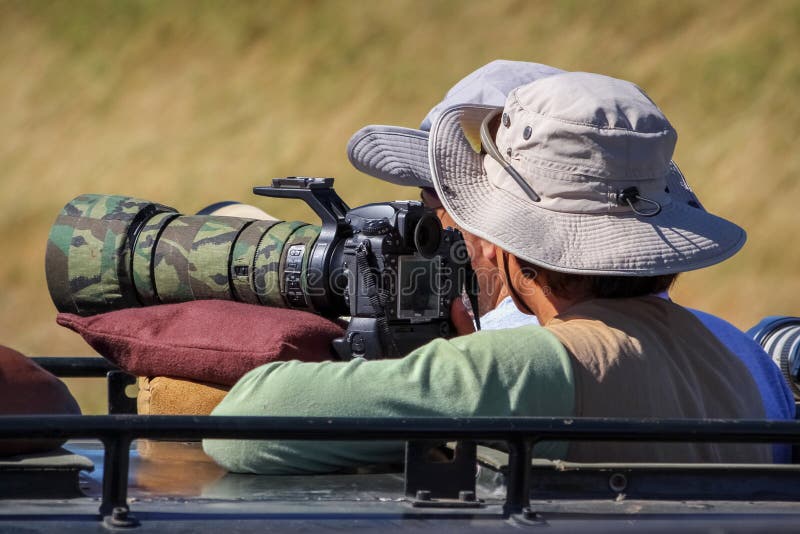 Il fotografo prende le immagini degli animali selvatici in Africa fotografie stock Il fotografo prende le immagini degli animali selvatici in Africa fotografie stock