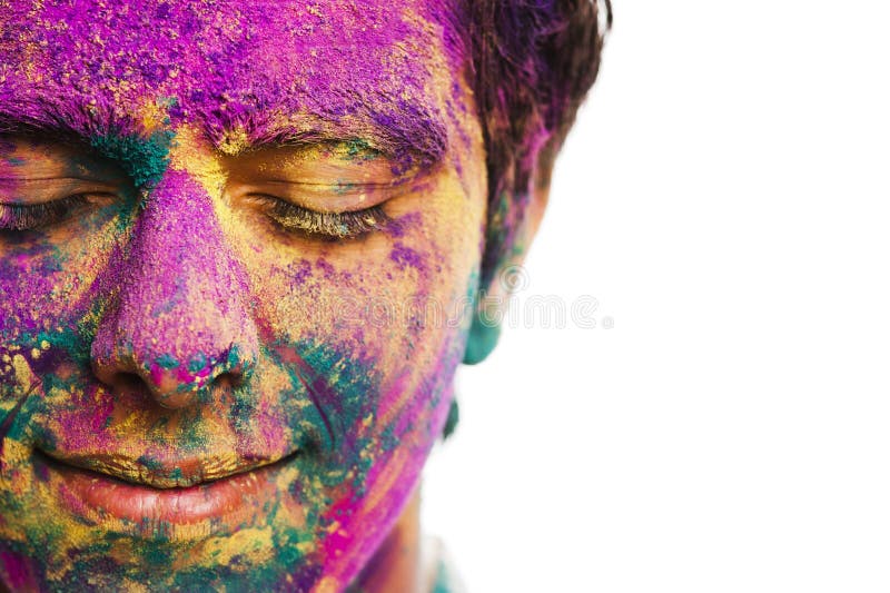 Il fronte dell'uomo coperto di pittura della polvere durante il festival di Holi