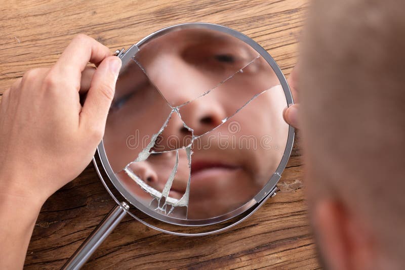 Il fronte dell'uomo in specchio rotto