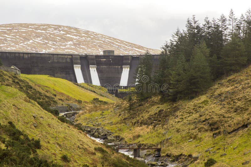Il fronte della diga di Spelga nelle montagne di Mourne in contea giù Irlanda del Nord con le chiuse di straripamento si apre in immagini stock libere da diritti Il fronte della diga di Spelga nelle montagne di Mourne in contea giù Irlanda del Nord con le chiuse di straripamento si apre in immagini stock libere da diritti