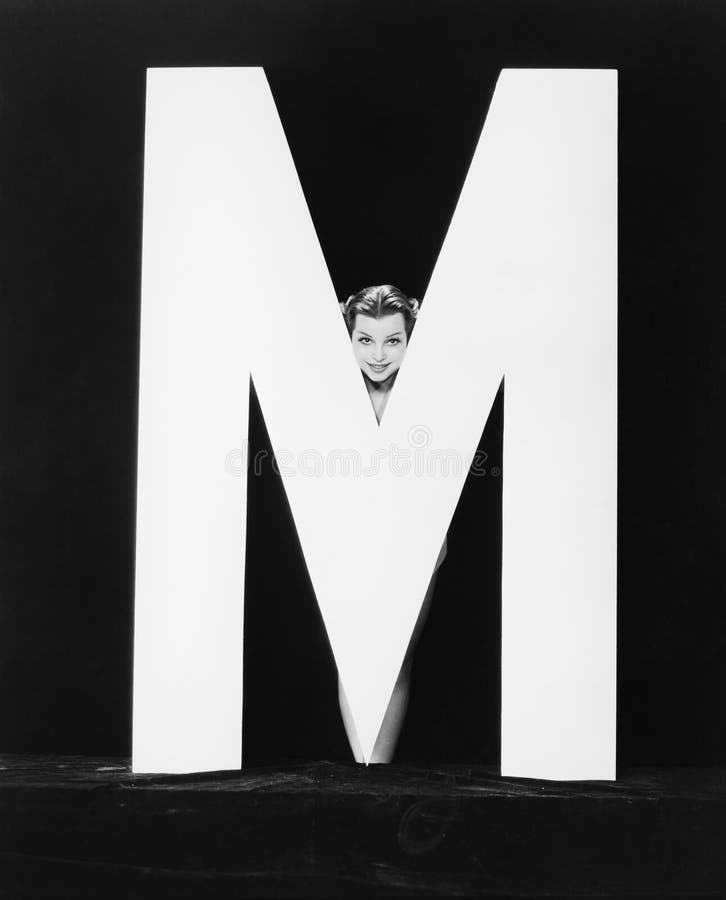 Il fronte della donna con la lettera enorme m. (tutte le persone rappresentate non sono vivente più lungo e nessuna proprietà esi