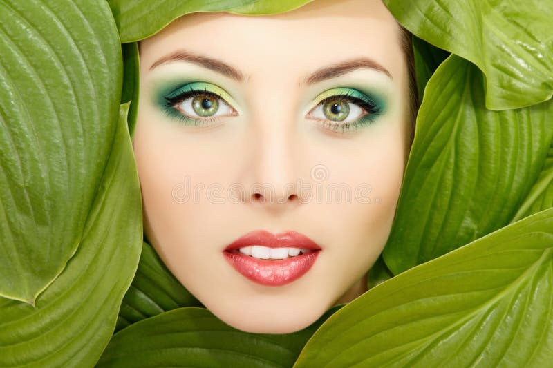 Il fronte di bellezza della donna con verde lascia il blocco per grafici su bianco