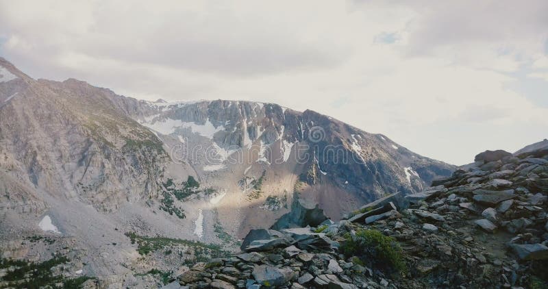 Il fuco che sorvola la bella pietra ha coperto la cresta massiccia rivelante di punta della montagna al parco nazionale di Yosemi