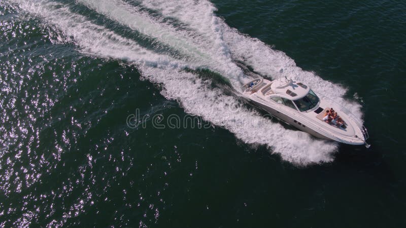 Il fuco ha sparato della navigazione dell'yacht nell'oceano stock footage