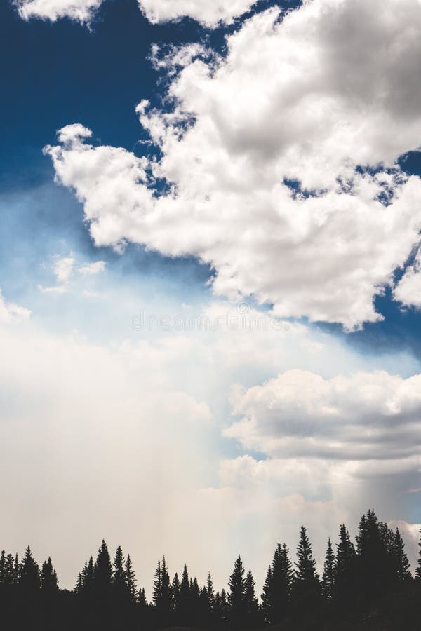 Il fumo nebbioso dall'incendio violento vicino si alza nell'aria vicino ai pesci luna passa nelle milione strade principali del d fotografia stock libera da diritti Il fumo nebbioso dall'incendio violento vicino si alza nell'aria vicino ai pesci luna passa nelle milione strade principali del d fotografia stock libera da diritti