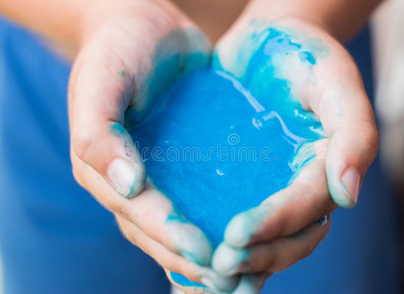 Il fuoco molle della mano che tiene il giocattolo casalingo ha chiamato la melma fotografia stock Il fuoco molle della mano che tiene il giocattolo casalingo ha chiamato la melma fotografia stock