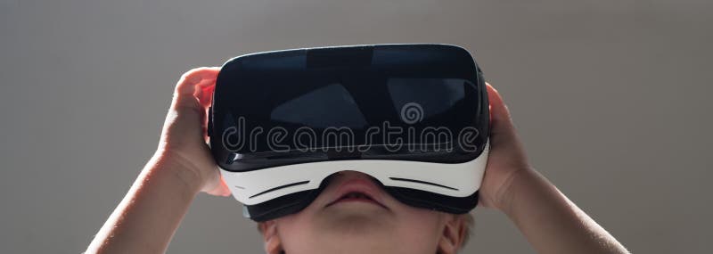 Il futuro è ora Vetri senza fili di piccola usura VR del bambino Piccolo bambino in cuffia avricolare di VR Tecnologia moderna di immagini stock Il futuro è ora Vetri senza fili di piccola usura VR del bambino Piccolo bambino in cuffia avricolare di VR Tecnologia moderna di immagini stock