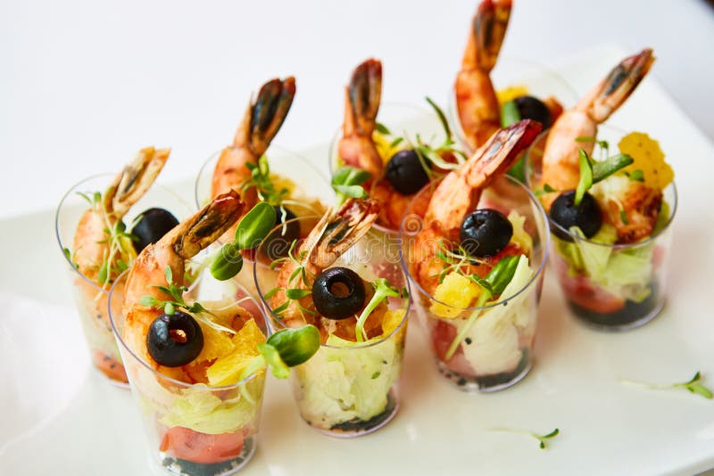 Il gamberetto, avocado, pomodoro, insalata di color salmone del cocktail è servito in un vetro immagini stock libere da diritti Il gamberetto, avocado, pomodoro, insalata di color salmone del cocktail è servito in un vetro immagini stock libere da diritti