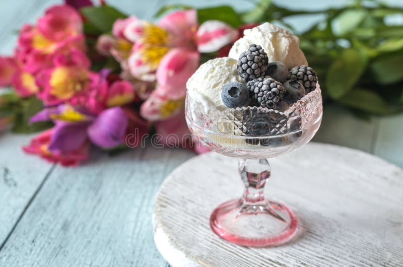 Il gelato alla vaniglia con fozen le bacche immagini stock Il gelato alla vaniglia con fozen le bacche immagini stock