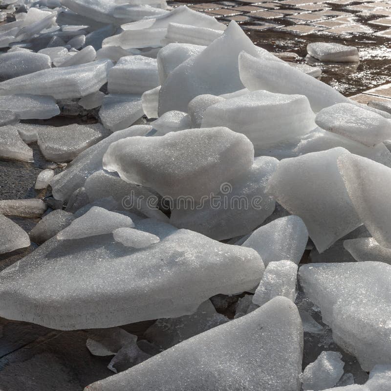 Il ghiaccio si scioglie a terra sotto il caldo sole del mattino, dettagli sulla natura fotografia stock libera da diritti Il ghiaccio si scioglie a terra sotto il caldo sole del mattino, dettagli sulla natura fotografia stock libera da diritti
