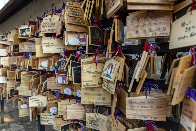 Il Giappone, Tokyo 04/04/2017 Segni di legno con i desideri in parco giapponese fotografia stock Il Giappone, Tokyo 04/04/2017 Segni di legno con i desideri in parco giapponese fotografia stock
