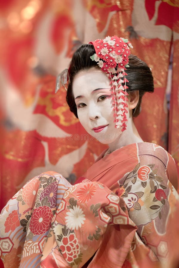 Il Giapponese Maiko O La Geisha in Kimono Rosso Coifed La Fibula Dei  Capelli Con La P Fotografia Stock - Immagine di vestiti, eleganza: 121379610