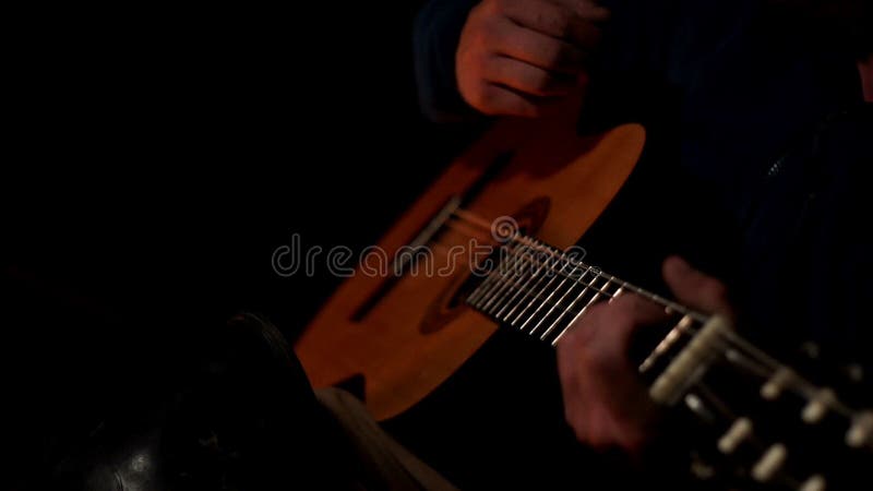 Il giocatore di chitarra maschio gioca la musica e la canzone di canto Uomo che gioca musica della chitarra