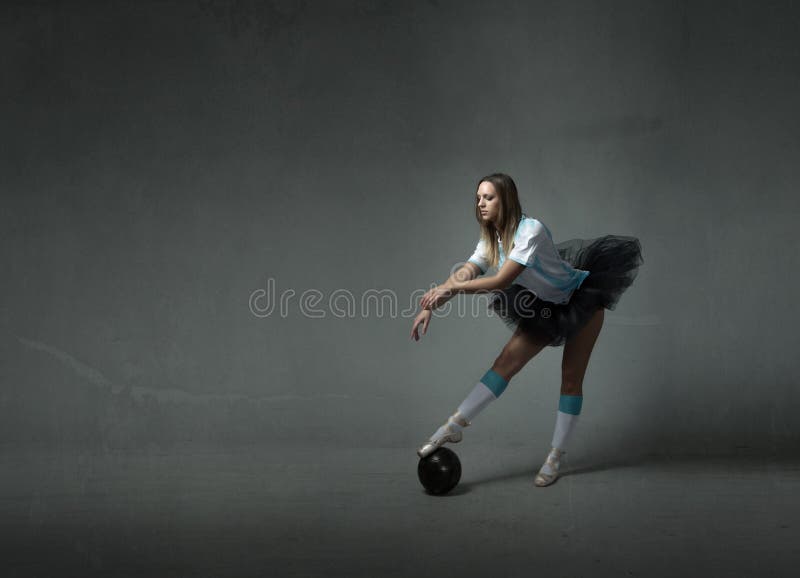Download Il Giocatore Di Football Americano Con La Palla Gradisce Un Ballerino Immagine Stock - Immagine di attraente, bello: 56879849