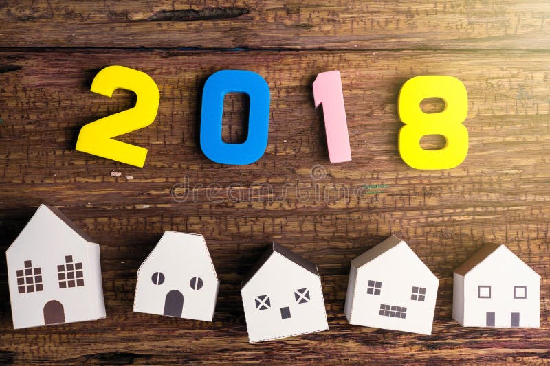 Il giocattolo bianco di carta della casa e numera 2018 su fondo di legno con fotografie stock libere da diritti Il giocattolo bianco di carta della casa e numera 2018 su fondo di legno con fotografie stock libere da diritti