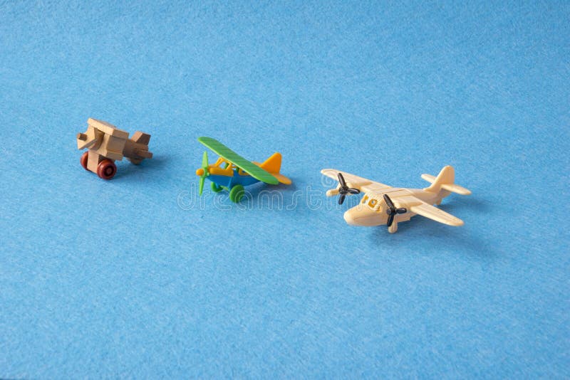 Il giocattolo spiana retro su fondo blu Insieme dei modelli d'annata degli aeroplani in miniatura