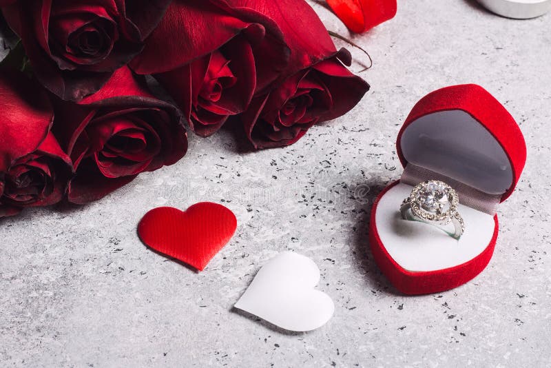 Il giorno di biglietti di S. Valentino mi sposa contenitore di anello di fidanzamento di nozze con il regalo della rosa rossa
