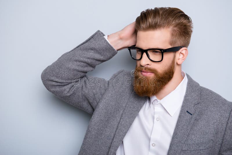 Il giovane barbuto bello pensieroso sicuro sta distogliendo lo sguardo il wea fotografia stock Il giovane barbuto bello pensieroso sicuro sta distogliendo lo sguardo il wea fotografia stock
